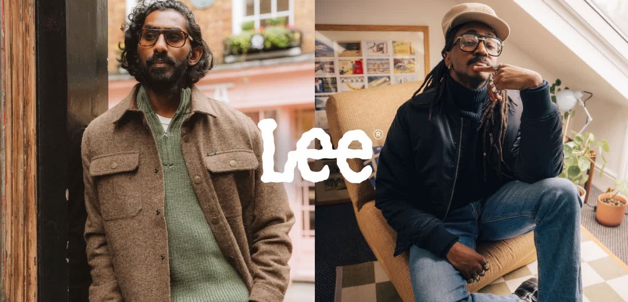 Kaksi miestä pukeutuneena Lee-vaatteisiin. Vasemmalla on ruskea villainen paitatakki vihreän neuleen päällä. Oikealla näkyy musta bomber-takki ja farkut.