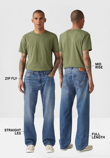 Camiseta verde de manga corta combinada con jeans azules de pierna recta, con cierre de cremallera, diseño de talle medio y corte de longitud completa.