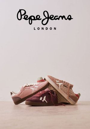 Tres pares de zapatillas Pepe Jeans en rosa, burdeos y rosa dorado brillante apilados bajo el logo de Pepe Jeans London sobre un fondo beige.