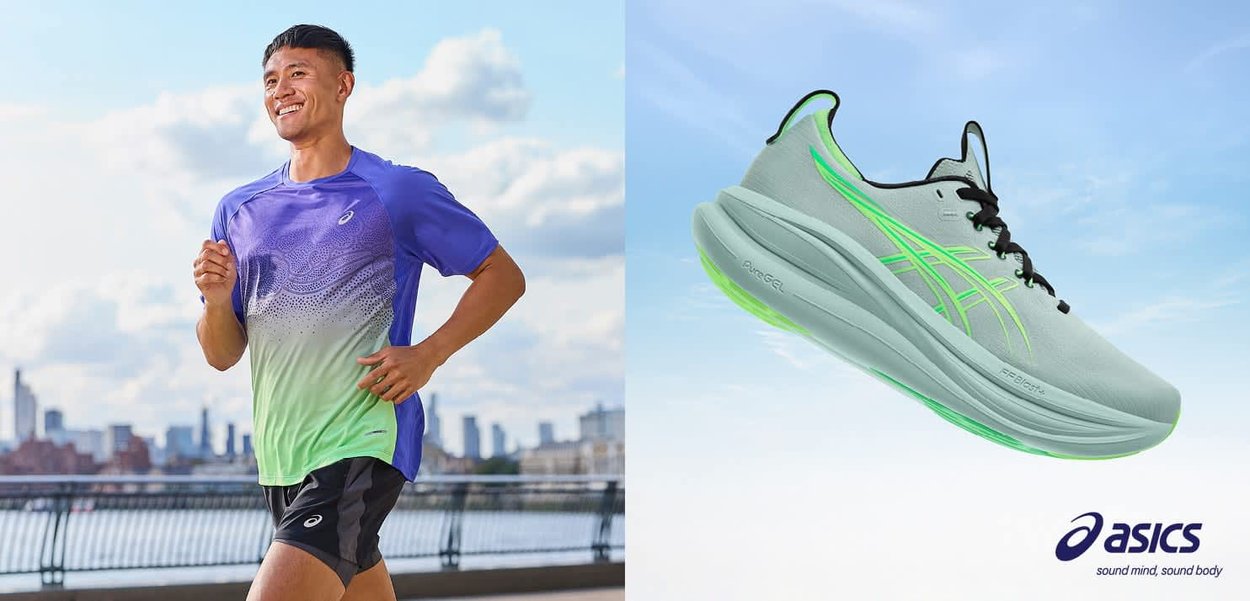 Mann joggt im Freien mit blau-grünem Verlaufsshirt und schwarzen Shorts; grauer und grüner Asics-Laufschuh vor Himmelshintergrund gezeigt.