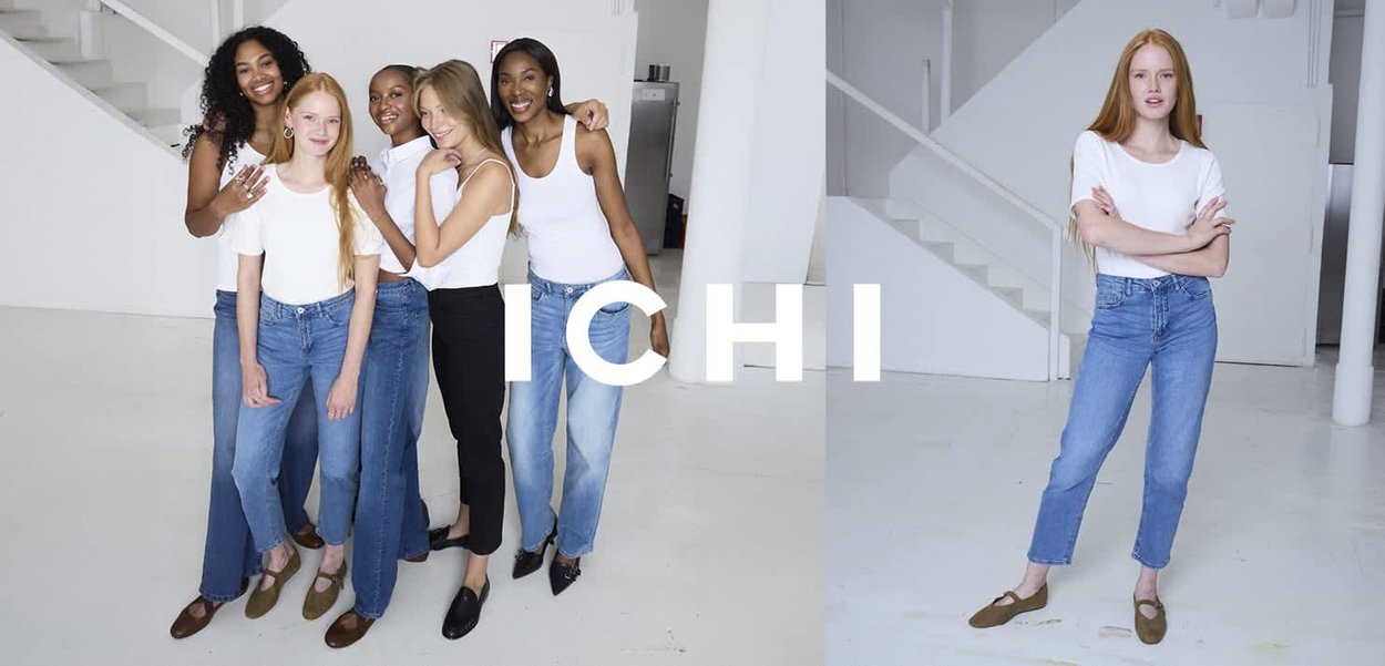 Fünf Personen tragen weiße T-Shirts und verschiedene Denim-Stile in einem minimalistischen Studio; zwei in schwarzen Jeans, drei in blauen Jeans.