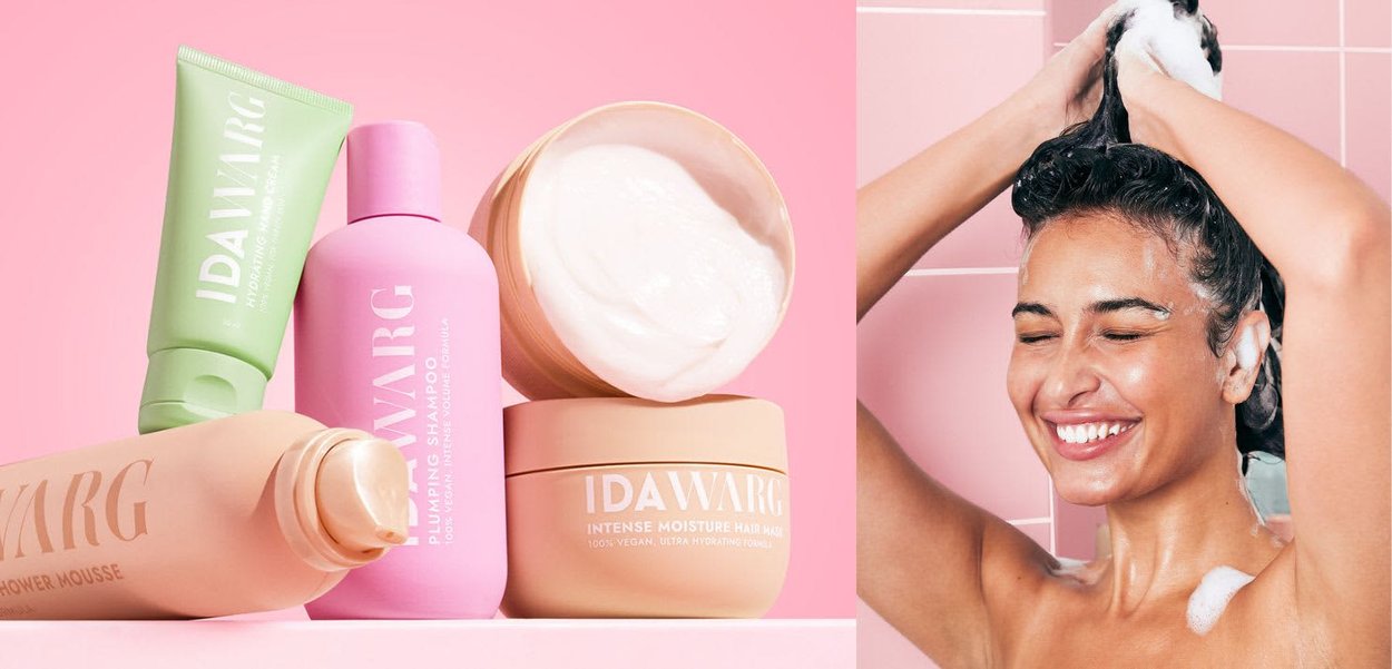 Quattro prodotti per la cura dei capelli esposti: flaconi con pompa rosa e un barattolo di crema. Texture lisce, colori vivaci: verde, rosa e beige su uno sfondo rosa.