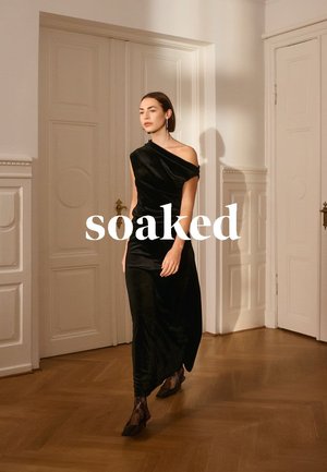 Schwarzes Samtkleid mit asymmetrischem One-Shoulder-Design, figurbetonter Silhouette und bodenlangem Saum.