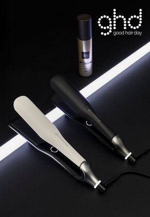 Lisseurs à cheveux GHD en noir et blanc, présentant un design élégant, une texture lisse et des accents illuminés. Comprend un produit de coiffage.