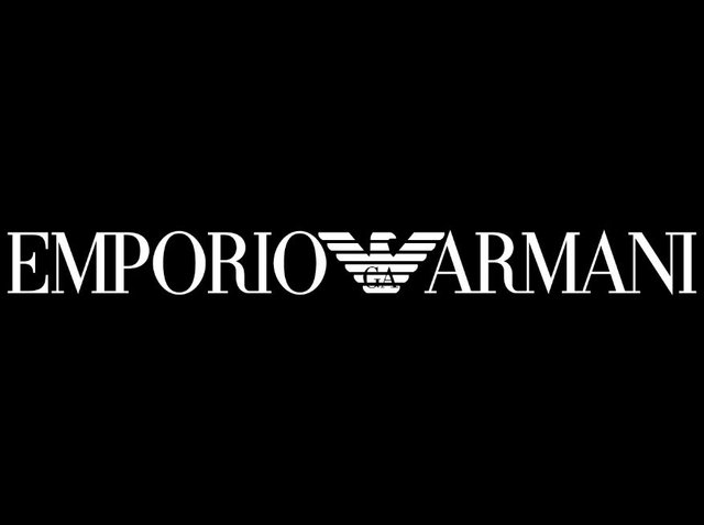 Logo di testo bianco che recita "EMPORIO ARMANI" con un emblema ad aquila stilizzata. Lo sfondo nero enfatizza il contrasto e la chiarezza.