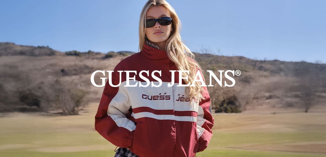 Rote und weiße Guess Jeans Jacke mit hohem Kragen, ausgestattet mit horizontalen Streifen und Logodetails, getragen über einem karierten Hemd.