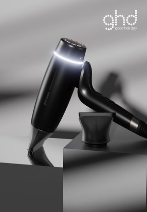 Sort, elegant ghd hårtørrer med oplyst ring og aftagelig koncentratordyse på glinsende grå blokke, ghd-logo i øverste højre hjørne.