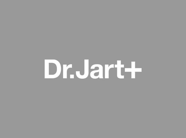 Dr.Jart+ logo in witte vetgedrukte tekst gecentreerd op een effen grijze achtergrond.