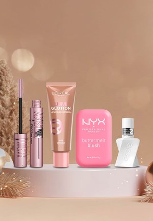 Cinq produits de beauté sur un fond clair : un mascara rose, un illuminateur beige, un fard à joues rose en boîtier, et un flacon de vernis à ongles blanc.