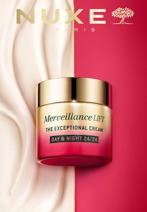 Vaso di crema Nuxe Merveillance Lift con coperchio dorato su sfondo rosa e crema testurizzato, etichettato per uso diurno e notturno.
