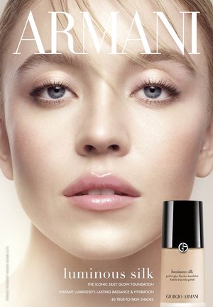 Giorgio Armani Luminous Silk Foundation neben einem modellen mit glatter Haut und einem natürlichen Makeup-Look präsentiert, der sanfte Farben und einen Glow hervorhebt.