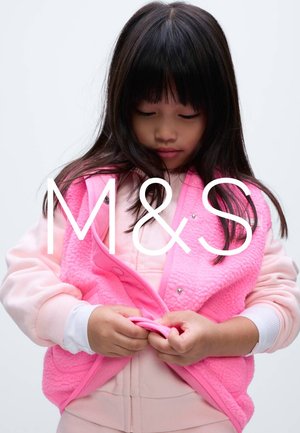 Rosa Fleece-Weste mit Knopfverschluss, über einem hellrosa Outfit getragen. Weiche Textur mit sichtbaren Nähdetails. Markenlogo im Vordergrund.