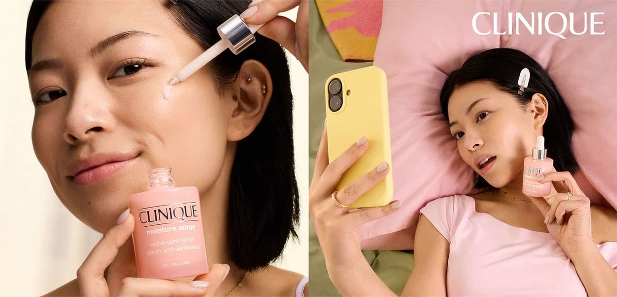 Donna che applica il siero Clinique Moisture Surge sulla guancia tenendo la bottiglia, poi sdraiata su un cuscino mentre usa un telefono giallo e tiene il siero.