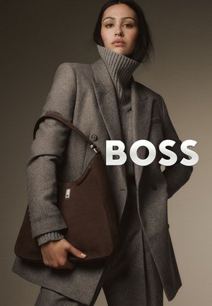 Szary wełniany blezer na dopasowanym golfie, zestawiony z brązową skórzaną torebką z srebrnym akcentem i gładką fakturą.