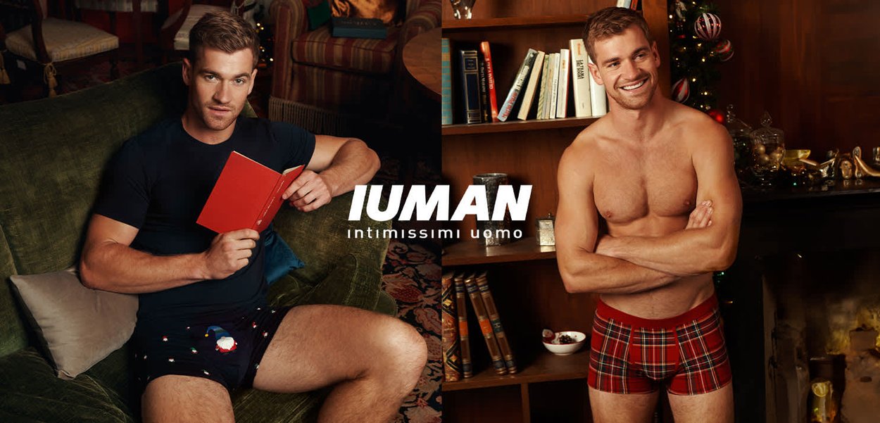 Caleçons à carreaux noirs et rouges, tissu doux, avec des éléments de design ludiques. Ambiance confortable avec étagères de livres et décoration de fête.