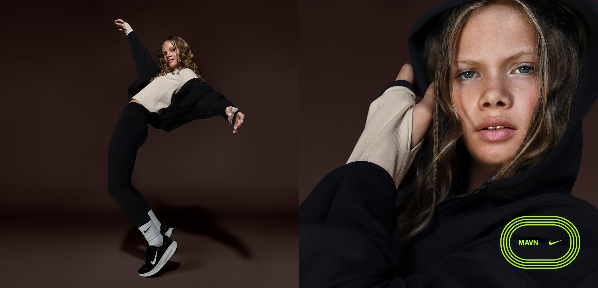 Jonge vrouw met krullend haar, gekleed in zwarte en beige sportkleding en Nike sneakers, poseert dynamisch, met een close-up die haar met een capuchon uitgeruste jas toont.