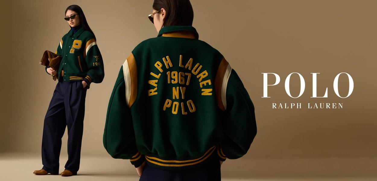 Grön ull varsityjacka med gula och vita accenter, med "Ralph Lauren 1967 NY Polo" broderi på ryggen och ribbade ärmmuddar.
