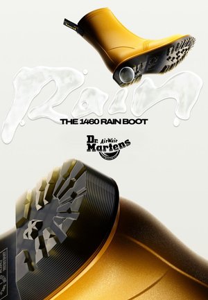 Bottes de pluie jaunes avec des semelles noires texturées, flottant au-dessus du mot "Pluie" formé par des gouttes d'eau, avec le logo de Dr. Martens et le nom du produit en dessous.
