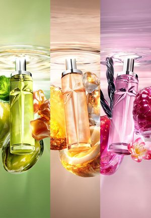 Trois flacons de parfum en vert, ambre et rose avec des fruits correspondants et des éléments floraux sur des fonds colorés assortis.
