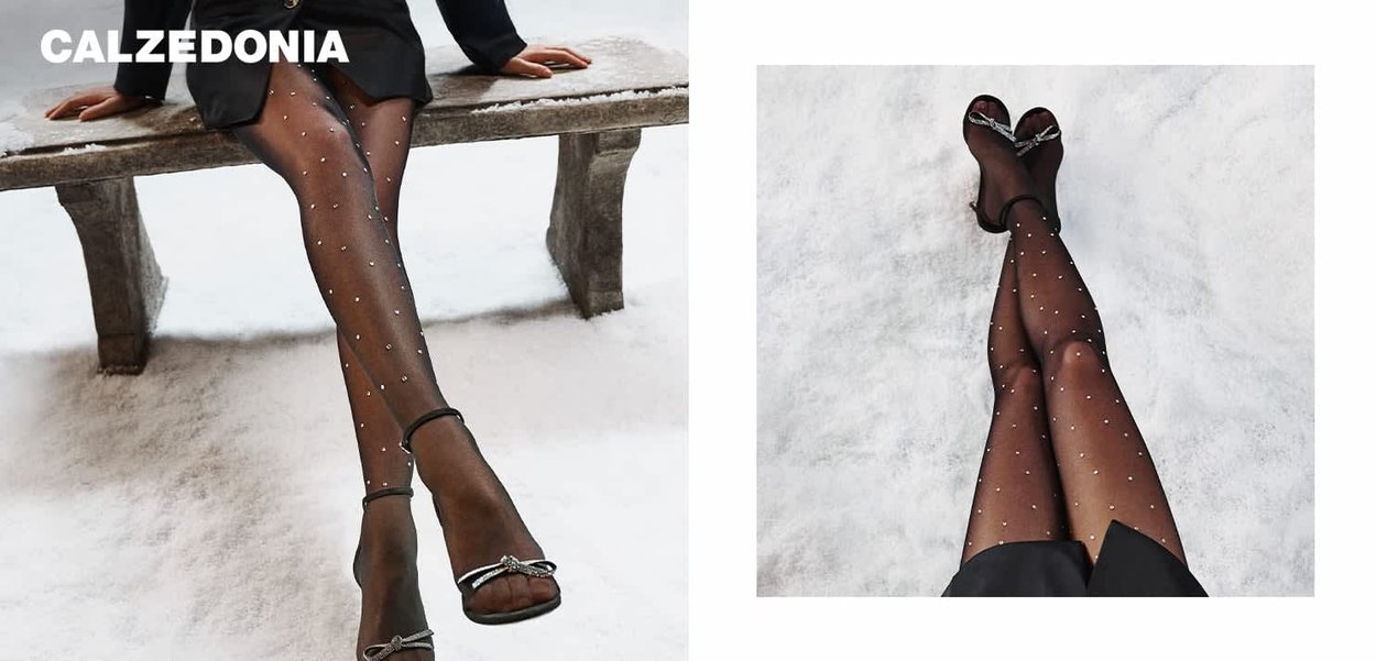 Collants noirs transparents ornés de petits clous argentés, assortis à des talons noirs à brides. Mis en scène sur un fond enneigé.