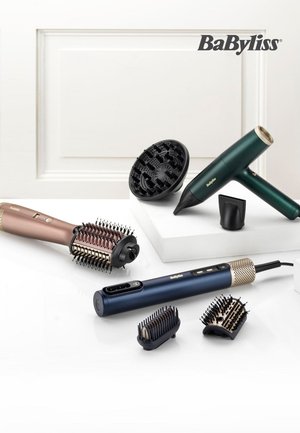 BaByliss hårstylingsverktøy: en gyllen og svart varmebørste, en grønn hårføner, og ulike stylingtilbehør, vist mot en hvit bakgrunn.