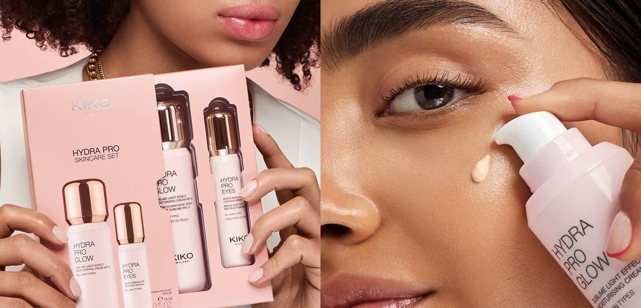 Donna che tiene il set di skincare KIKO Hydra Pro e applica la crema idratante sulla guancia con un erogatore a pompa.