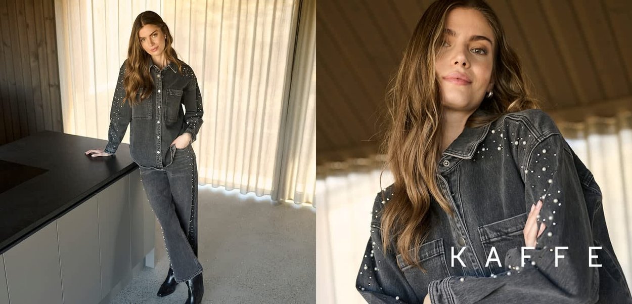 Denimjack met bijpassende broek in donkergrijs met parelversieringen. Beschikt over een knoopsluiting aan de voorkant en twee borstzakken. Gladde textuur.