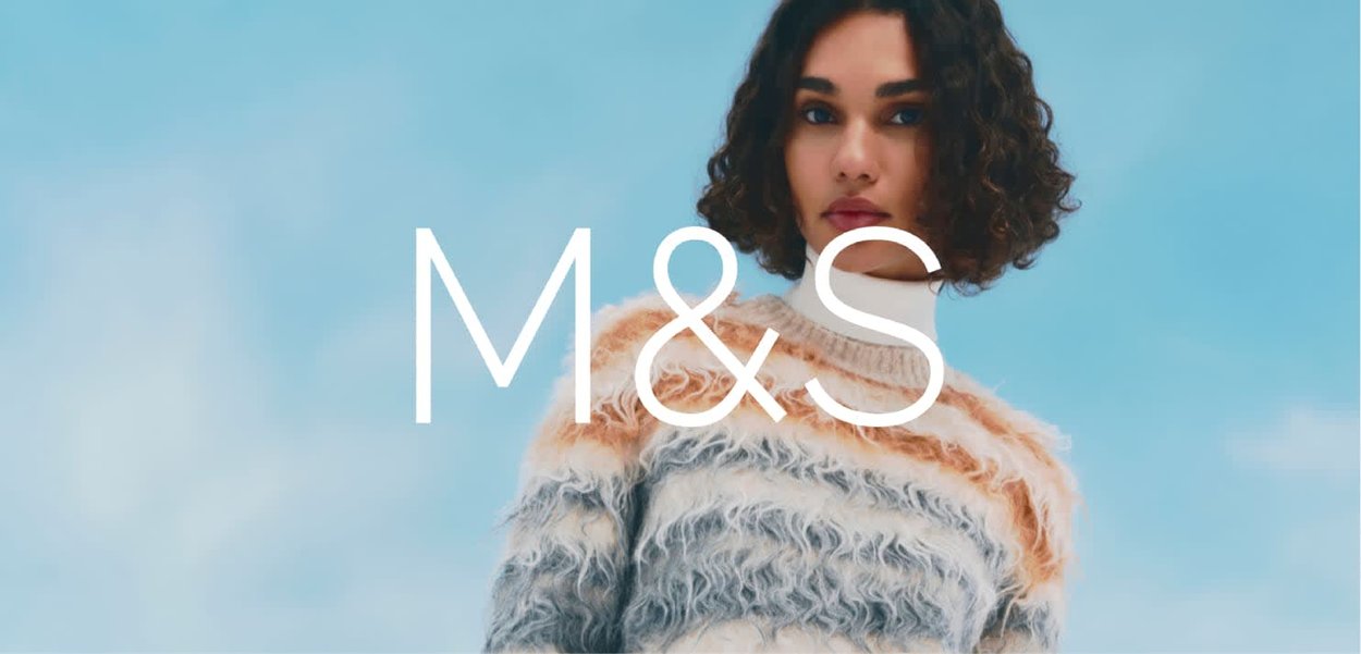 Miękki, wielokolorowy sweter z wzorem w jasnobeżowe, pomarańczowe i niebieskie kolory. Charakteryzuje się wysokim kołnierzem i teksturowanym wyglądem.