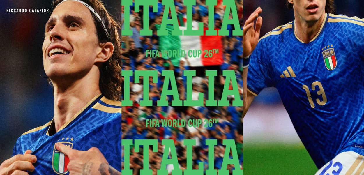 Giocatore di calcio con maglia azzurra dell'Italia con il numero 13, che festeggia indicando il simbolo della squadra, con il testo Coppa del Mondo FIFA e la bandiera italiana sullo sfondo.
