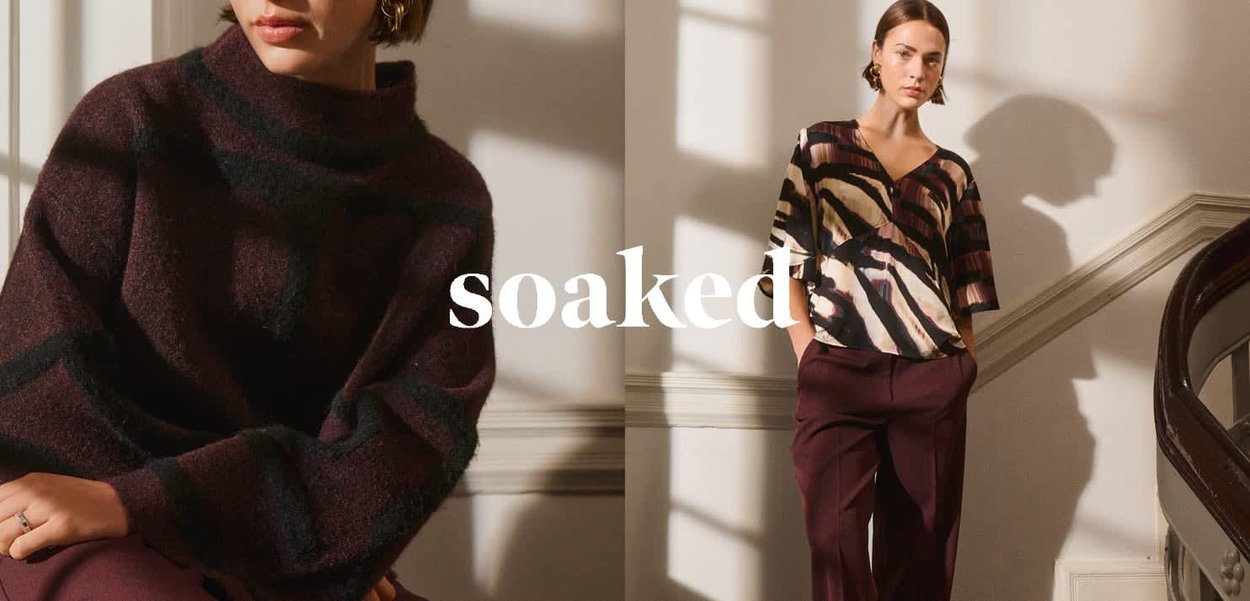 Bordeauxroter Pullover mit schwarzen Streifen und Rollkragen; gemustertes Oberteil in Beige- und Dunkeltönen; burgunderrote Hose. Text "soaked" zentral angezeigt.