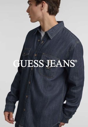 Dunkelblauses Denimhemd mit langen Ärmeln, zwei Brusttaschen, Knopfverschluss und Markenlabel auf der linken Tasche.