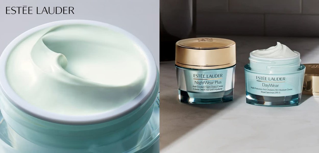 Vaaleansininen voide kirkkaassa purkissa, jossa on valkoinen kansi. Kaksi muuta purkkia, joissa on etiketit "NightWear Plus" ja "DayWear", molemmat kultaisilla koristeilla ja vaaleansinisillä astioilla.