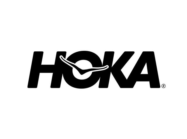 HOKA-logo met vet, zwart sans-serif lettertype en een kenmerkende gebogen lijn die lijkt op een vleugel, op een witte achtergrond.