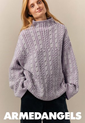 Lila gestrickter Pullover mit hohem Kragen, Zopfmuster und lockerer Passform. Weicher Stoff mit langen Ärmeln und einem dicken gerippten Saum.