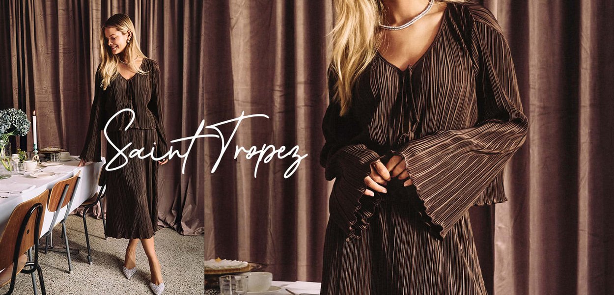 Braunes plissiertes Kleid mit Glockenärmeln und V-Ausschnitt, mit einem Kordelzug an der Taille. Vor einem neutralen Hintergrund mit Tischdetails inszeniert.