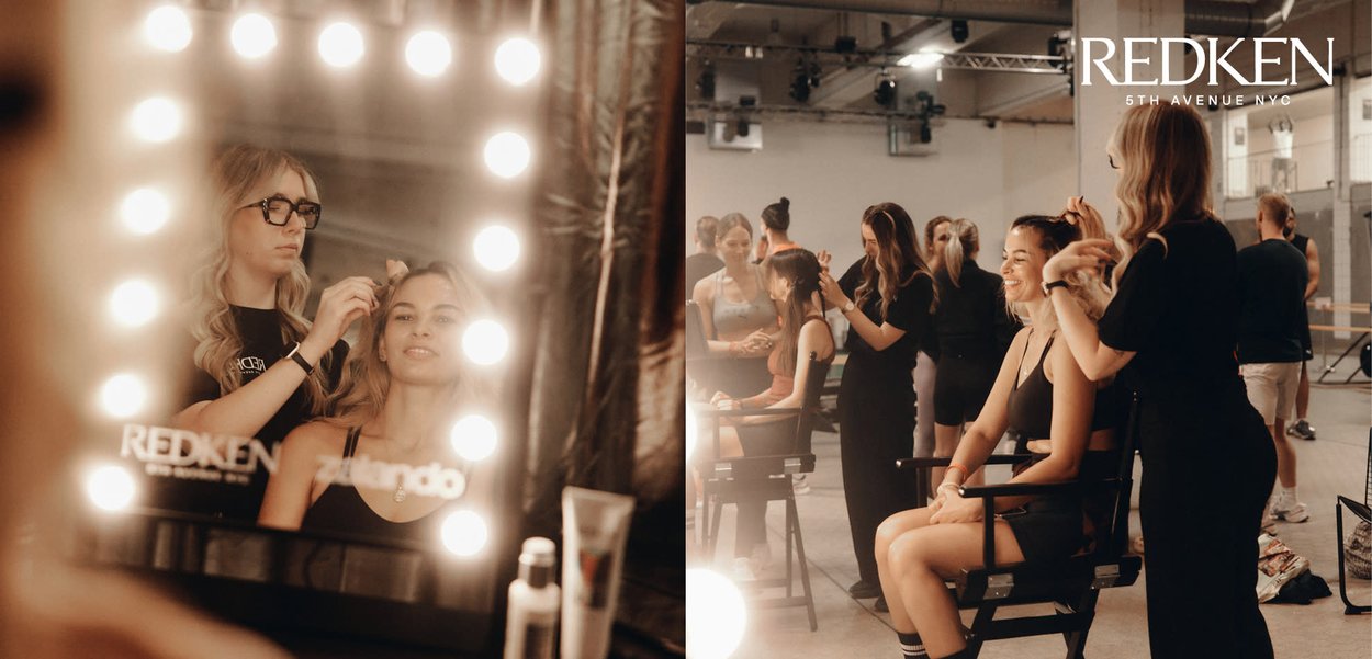 Zwei Friseure arbeiten an Models in einem hellen Studio. Zu den Merkmalen gehören beleuchtete Spiegel, dunkle Stühle und abwechslungsreiche Frisuren.