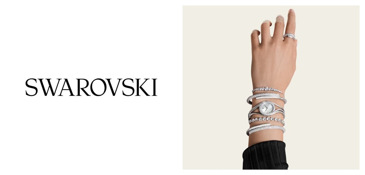 Ensemble de bijoux ton argent comprenant une montre à cadran circulaire, plusieurs bracelets étincelants et un bracelet texturé. Design élégant et raffiné.