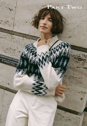 Maglione di lana lavorato a maglia con base bianca, caratterizzato da motivi geometrici blu e blu scuro sul corpo e sulle maniche. Scollo a coste.