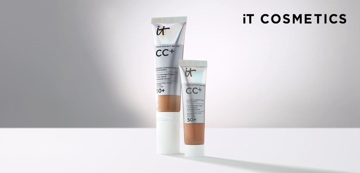 Zwei Tuben der it Cosmetics CC+ Cream mit LSF 50+ auf einer weißen Oberfläche präsentiert, mit dem it Cosmetics-Logo vor einem grauen Hintergrund.