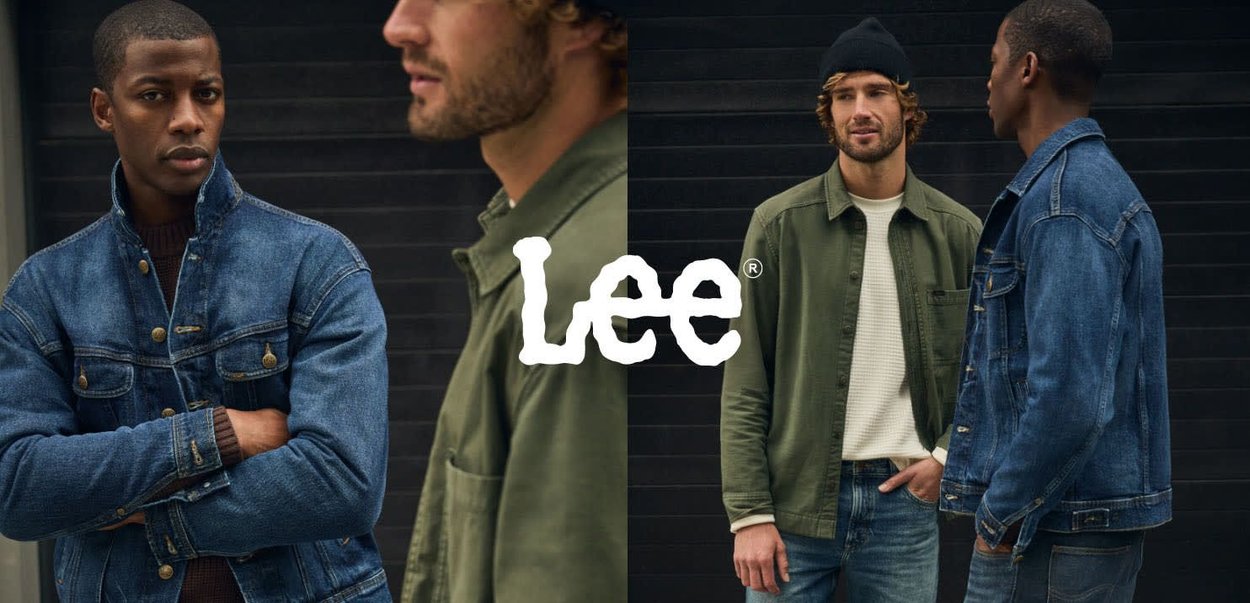 Mørkeblå denimjakke med kontrasterende detaljer; olivengrønn skjorte med lomme; strukturert hvit strikkegenser; logo fremhevet.