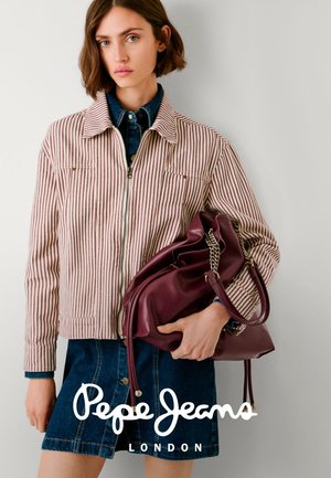 Chaqueta a rayas en tonos rosa y crema con cuello, cierre frontal con cremallera y bolsillos, combinada con una falda de mezclilla. La modelo sostiene un bolso burdeos con acentos de cadena.