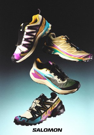 Drei Paare von Salomon-Laufschuhen sind ausgestellt. Merkmale sind verschiedene Farben: schwarz, gelb, grün und lila. Auffällige Designs und Texturen.