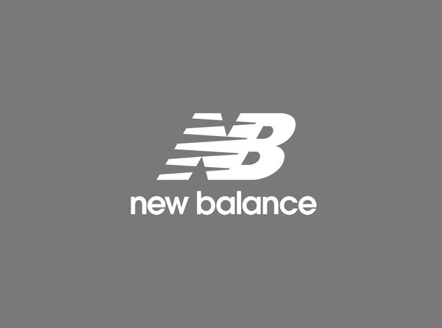 Das New Balance Logo in Weiß, mit stilisierten Buchstaben "N" und "B" sowie schrägen Linien, vor einem grauen Hintergrund.