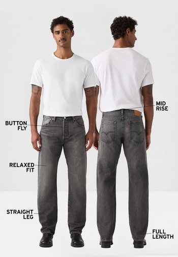 Hombre con camiseta blanca y vaqueros de pierna recta grises mostrado de frente y por detrás con etiquetas de texto para bragueta con botones, corte relajado, tiro medio y largo completo.