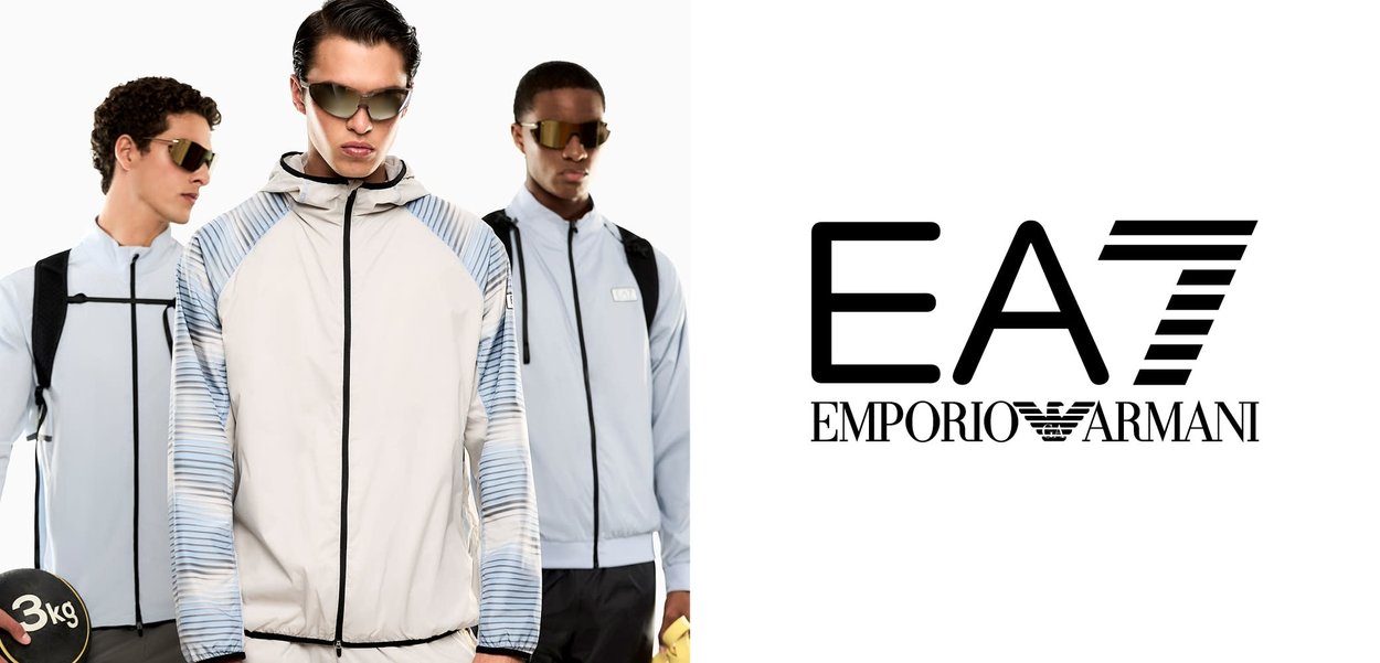 Tres hombres con chaquetas deportivas y gafas de sol, uno sosteniendo una pesa de 3 kg, con un gran logo de EA7 Emporio Armani centrado.