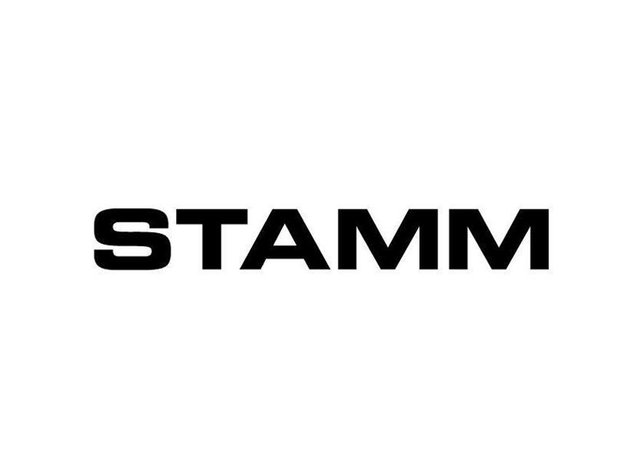 Zwarte, vetgedrukte sans-serif tekst die "STAMM" spelt op een witte achtergrond, met dikke lijnen en een minimalistisch ontwerp. Geen extra details aanwezig.