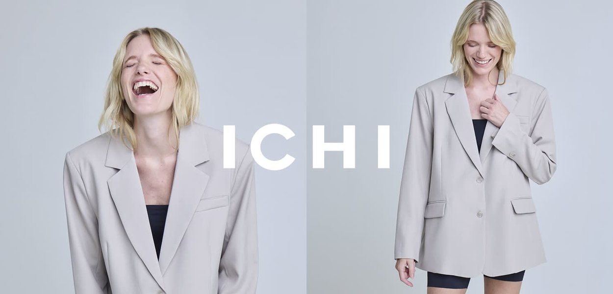 Beiger Oversize-Blazer mit Kerbverschluss, zwei Fronttaschen und einem Knopf zum Schließen. Glatter Stoff mit tailliertem Schnitt.