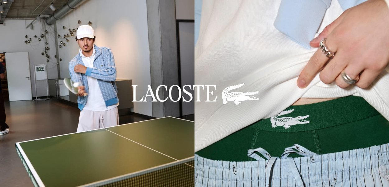 Uomo in abiti casual gioca a ping pong al chiuso, accanto a un primo piano della vita che mostra il logo Lacoste sulla biancheria intima verde sotto i pantaloncini.