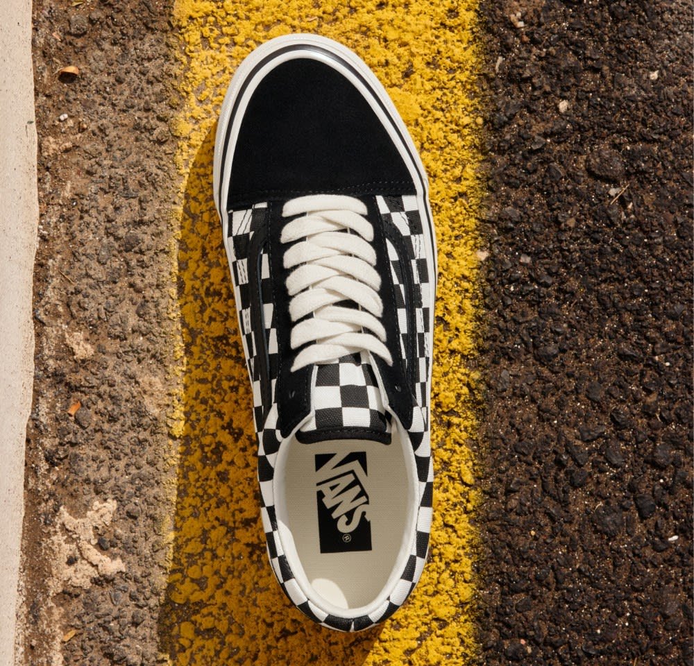 Črno-bele šahovnice platnene superge z belimi vezalkami, oblazinjenim ovratnikom in logotipom na podplatu. Gumijast podplat in ojačana kapica za prste.