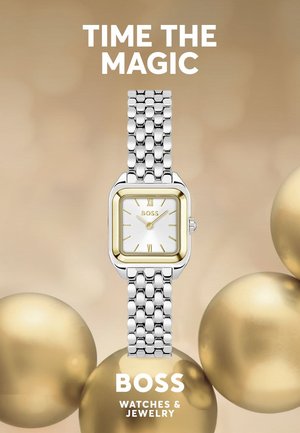 Silberne Metalluhr mit einem rechteckigen gold-weißen Zifferblatt, das römische Zahlen zeigt, und einem Gliederarmband. Goldene Kugeln im Hintergrund.